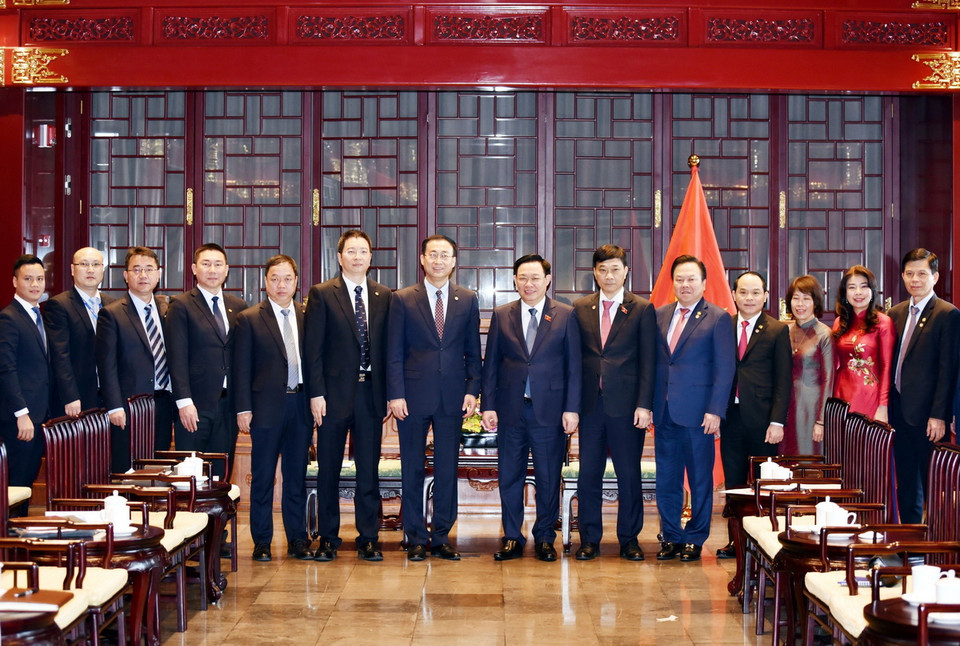 Chủ tịch Quốc hội Vương Đình Huệ chụp ảnh lưu niệm với lãnh đạo Tập đoàn Energy China. (Ảnh: Thành Dương/TTXVN)