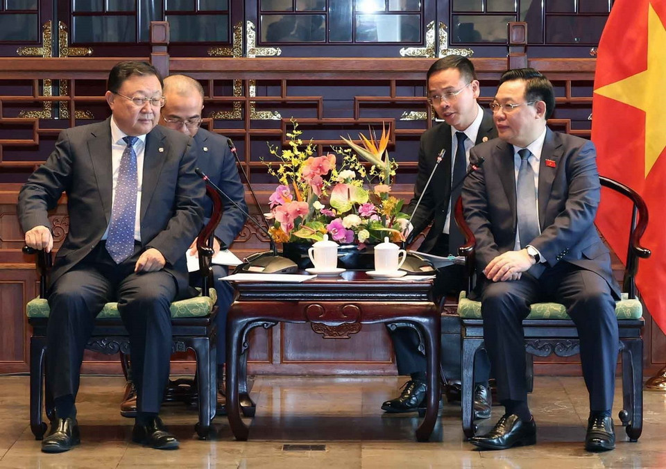 Chủ tịch Quốc hội Vương Đình Huệ tiếp ông Vương Đồng Trụ, Chủ tịch Hội đồng quản trị Tâp đoàn Xây dựng giao thông Trung Quốc. (Ảnh: Nhan Sáng/TTXVN)