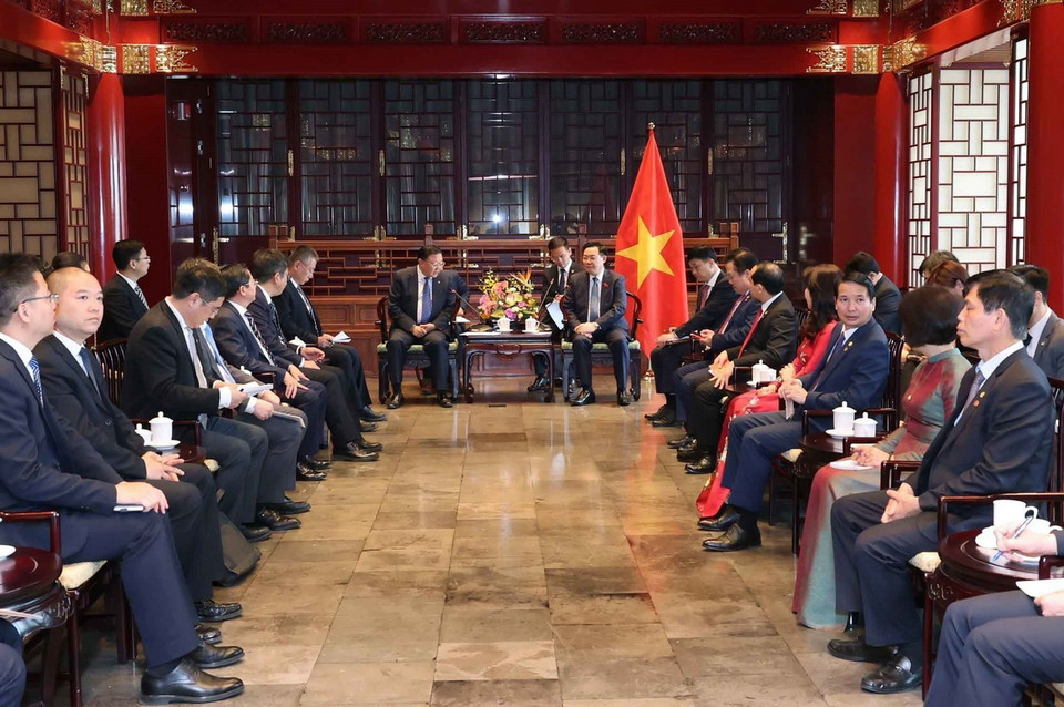 Chủ tịch Quốc hội Vương Đình Huệ tiếp ông Vương Đồng Trụ, Chủ tịch Hội đồng quản trị Tâp đoàn Xây dựng giao thông Trung Quốc. (Ảnh: Nhan Sáng/TTXVN)