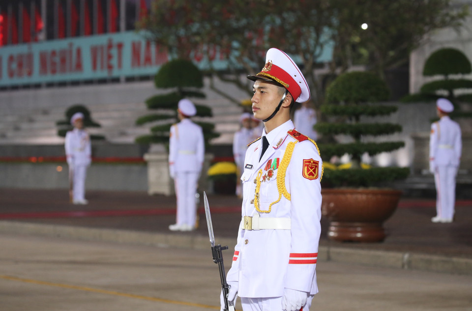 Lực lượng tiêu binh triển khai đội hình trên quảng trường Ba Đình, sáng sớm 25/1. (Ảnh: Dương Giang/TTXVN)