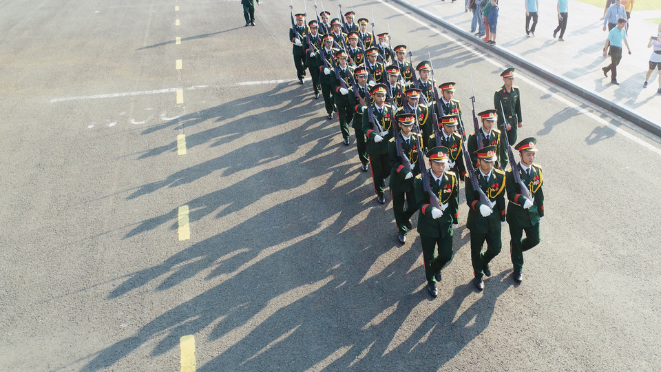 Lực lượng vũ trang diễu binh trong nghi lễ Thượng cờ. (Ảnh: Hoàng Đạt/Vietnam+)