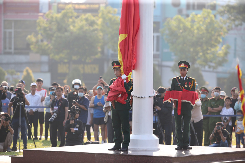 Đội Tiêu binh thực hiện nghi lễ Thượng cờ. (Ảnh: Hoàng Đạt/Vietnam+)