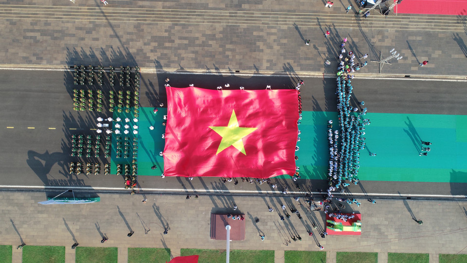 Ngay sau lễ Thượng cờ, tại Quảng trường Đại Đoàn Kết đã diễn ra hoạt động tôn vinh lá cờ Tổ quốc. (Ảnh: Tùng Lâm/Vietnam+)