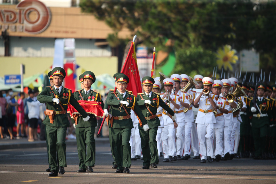 Lực lượng vũ trang tỉnh Gia Lai thực hiện nghi thức Thượng cờ. (Ảnh: Hoàng Đạt/Vietnam+)