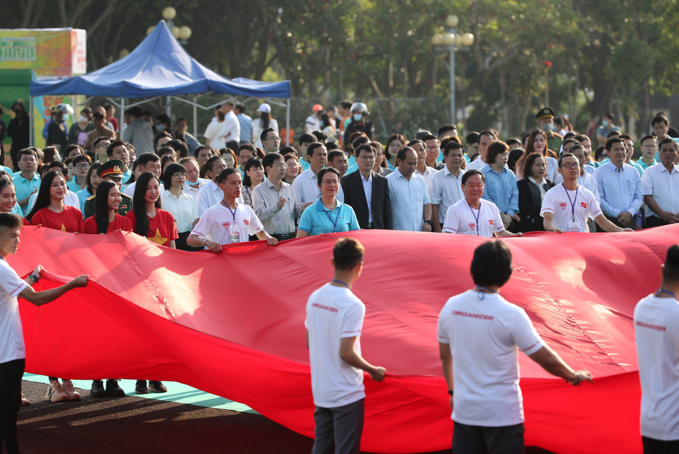 Lá cờ rộng 300 mét vuông được trải rộng trên Quảng trường, nhằm nêu cao tinh thần đoàn kết, ý thức trách nhiệm đối với quê hương của các vận động viên trong giải Vô địch Quốc gia Marathon và cự ly dài báo Tiền Phong năm nay. (Ảnh: Hoàng Đạt/Vietnam+)