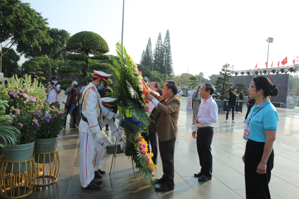 Trước lễ Thượng cờ, các đại biểu dâng hương trước Tượng đài Chủ tịch Hồ Chí Minh. (Ảnh: Tùng Lâm/Vietnam+)