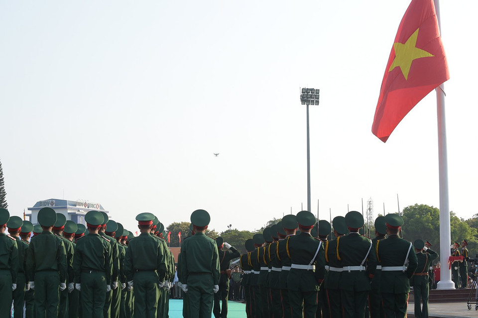 Không chỉ là biểu trưng cho một đất nước, quốc kì còn mang trong mình cả tâm hồn dân tộc. (Ảnh: Tùng Lâm/Vietnam+)