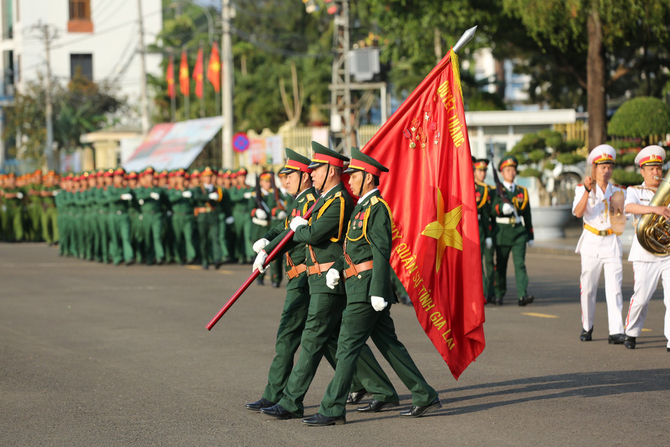 Trải qua hơn 75 năm xây dựng, chiến đấu và trưởng thành, các thế hệ cán bộ, chiến sĩ lực lượng vũ trang tỉnh đã cùng với nhân dân các dân tộc Gia Lai lập nên những chiến công lừng lẫy trong hai cuộc kháng chiến, cũng như chiến tranh bảo vệ biên giới Tây Nam của Tổ quốc và làm nghĩa vụ quốc tế cao cả ở Campuchia. (Ảnh: Tùng Lâm/Vietnam+)