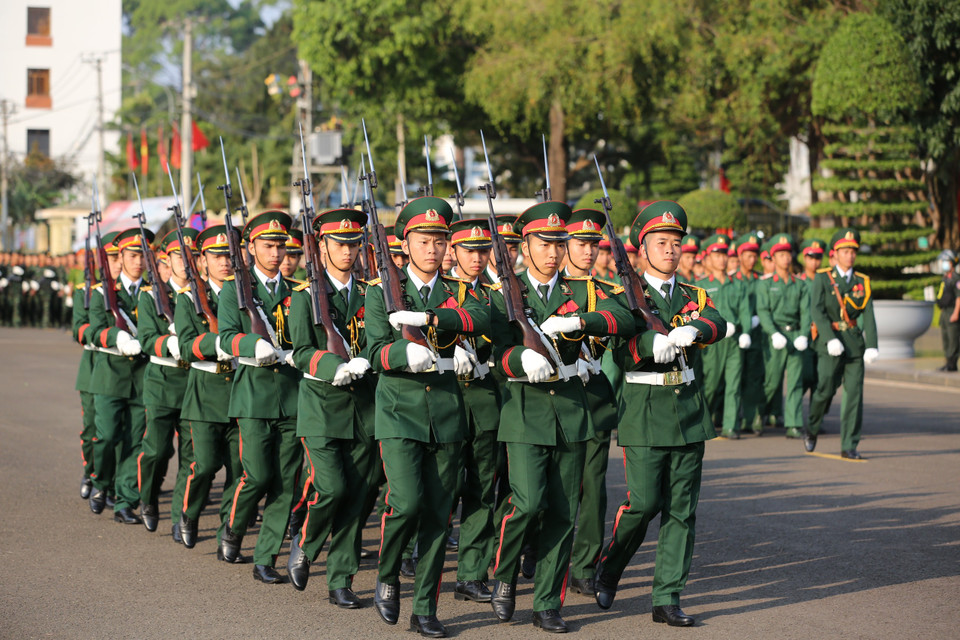 Lực lượng vũ trang diễu binh trong nghi lễ Thượng cờ. (Ảnh: Tùng Lâm/Vietnam+)
