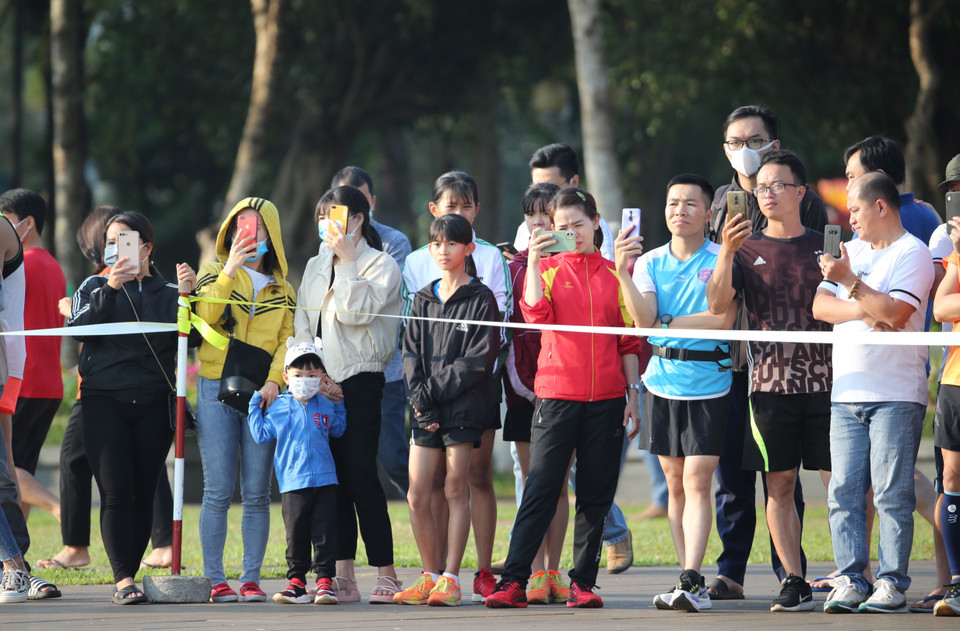 Đông đảo người dân cùng tham dự buổi lễ. (Ảnh: Hoàng Đạt/Vietnam+)