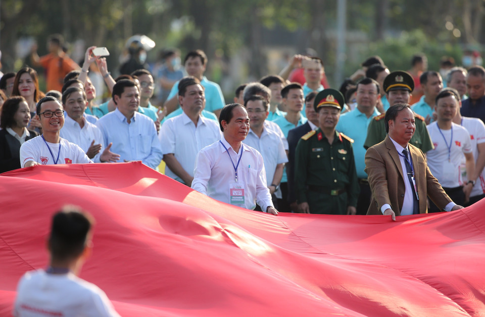 Ông Võ Ngọc Thành - Phó Bí thư Tỉnh ủy, Chủ tịch UBND tỉnh Gia Lai cùng các đại biểu cùng tham gia hoạt động tôn vinh Quốc kì. (Ảnh: Tùng Lâm/Vietnam+)