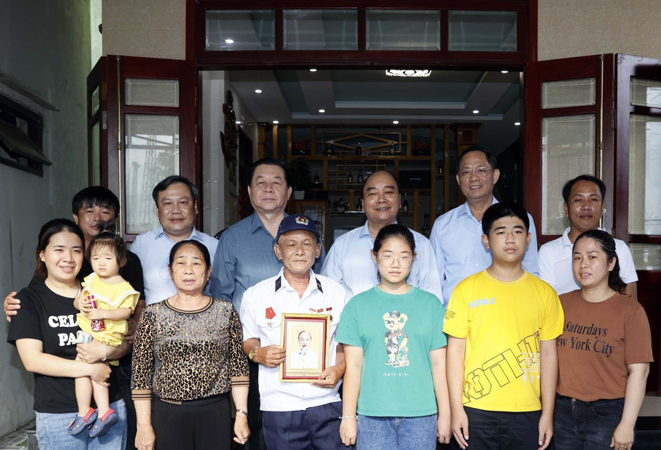 Chủ tịch nước Nguyễn Xuân Phúc thăm, tặng quà thương binh Nguyễn Thống tại thôn Mỹ Cảnh, xã Bảo Ninh, thành phố Đồng Hới. (Ảnh: Thống Nhất/TTXVN)