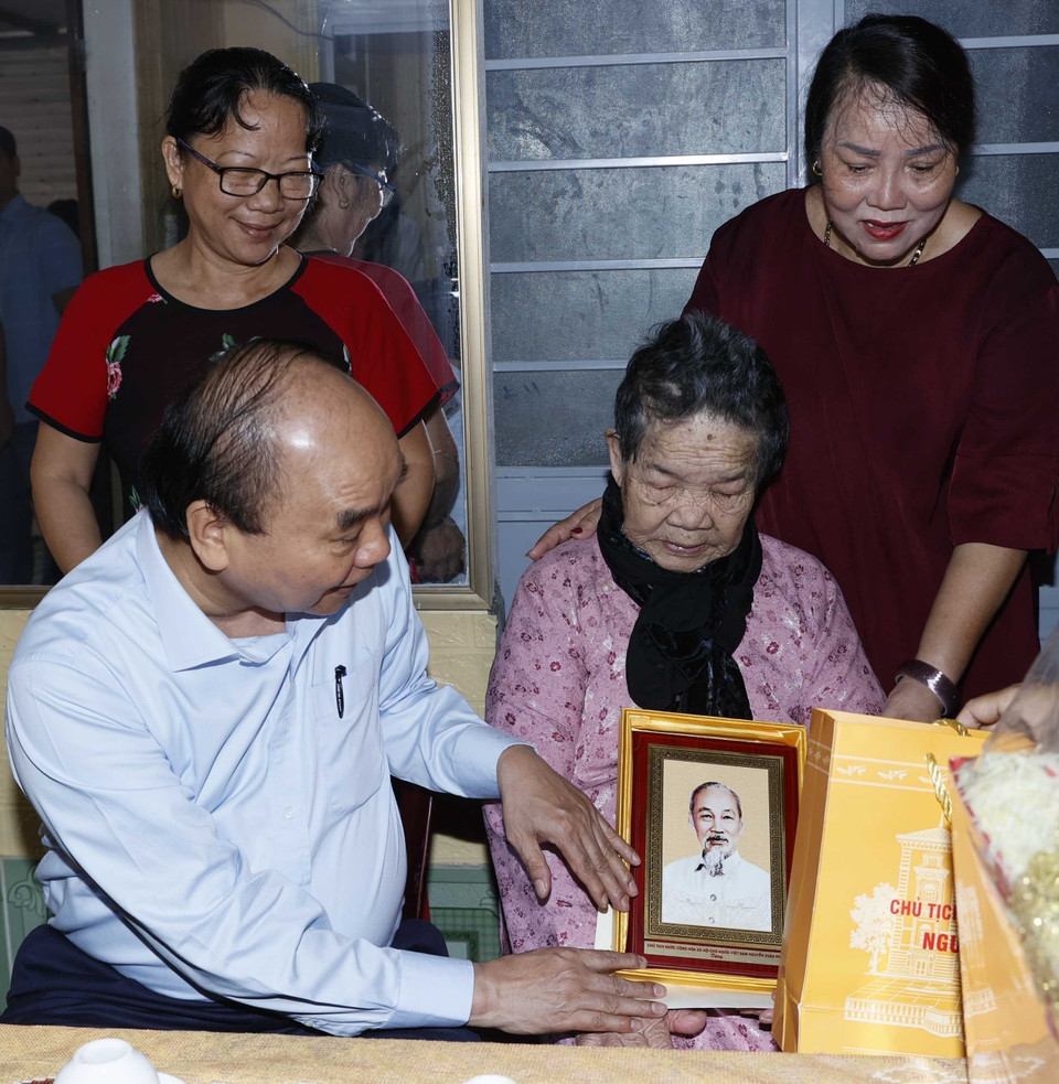 Chủ tịch nước Nguyễn Xuân Phúc thăm, tặng quà Mẹ Việt Nam Anh hùng Nguyễn Thị Trữ tại phường Nam Lý, thành phố Đồng Hới. (Ảnh: Thống Nhất/TTXVN)