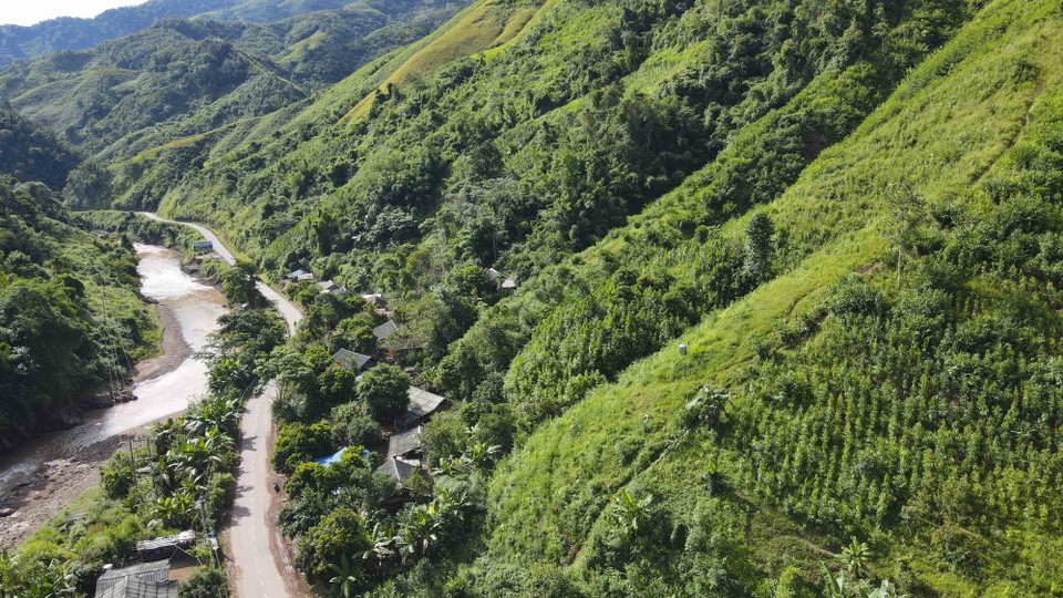 Phía dưới cung trượt ở bản Huổi Lắp có 29 hộ dân sinh sống. (Ảnh: Xuân Tư/TTXVN)