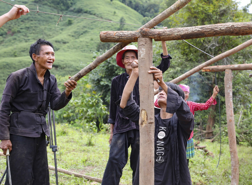 Người dân giúp nhau dựng nhà tạm. (Ảnh: Xuân Tư/TTXVN)