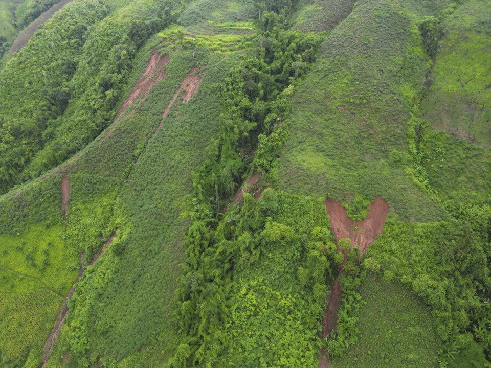 Cung trượt ở phía taluy dương có nguy cơ ảnh hưởng trực tiếp đến 29 hộ dân bản Huổi Lắp. (Ảnh: Xuân Tư /TTXVN)