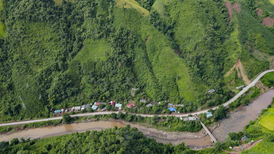 Phía dưới cung trượt ở bản Huổi Lắp có 29 hộ dân đang sinh sống. (Ảnh: Xuân Tư/TTXVN)