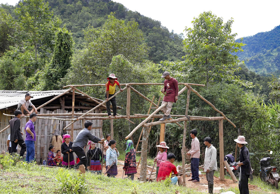 Những ngôi nhà tạm được người dân giúp nhau dựng lên cách nơi ở cũ không xa. (Ảnh: Xuân Tư/TTXVN)