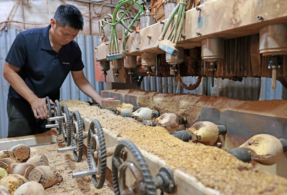 Cơ sở tiện gỗ Duy Sáng ở thôn Nhị Khê, xã Nhị Khê, Thường Tín đầu tư máy tiện thô cho ra nhiều sản phẩm cùng lúc. (Ảnh: Trần Việt/TTXVN)