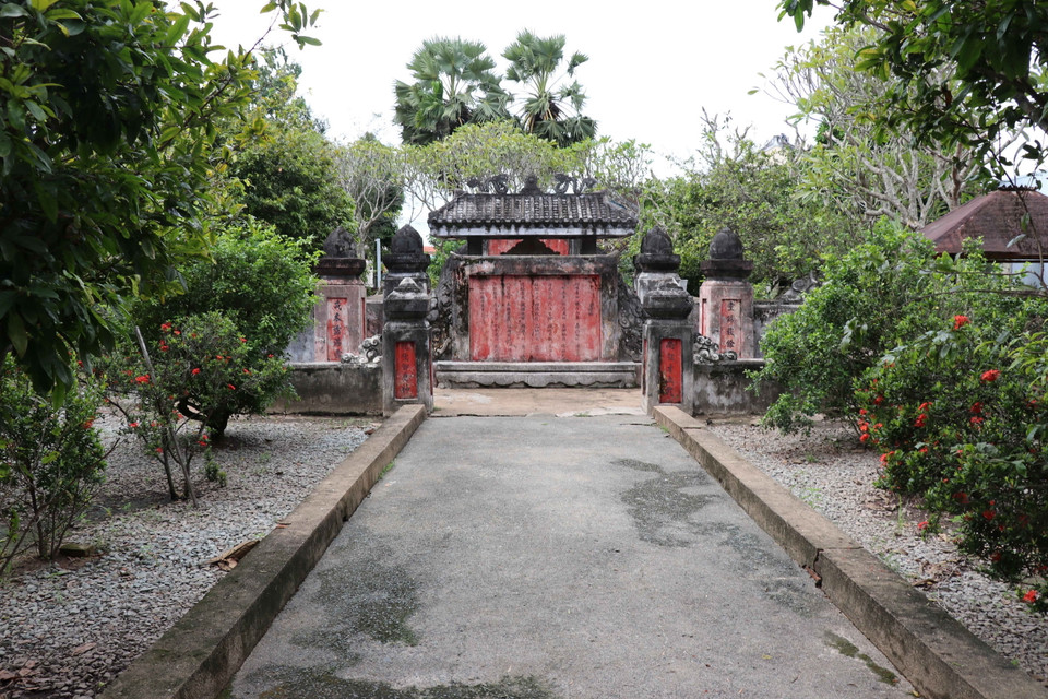 Lối vào khu lăng mộ Quận công Nguyễn Huỳnh Đức. (Ảnh: Minh Hưng/TTXVN)