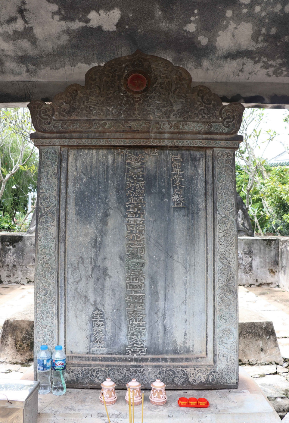 Bia mộ Quận công Nguyễn Huỳnh Đức tạc bằng đá xanh. (Ảnh: Minh Hưng/TTXVN)