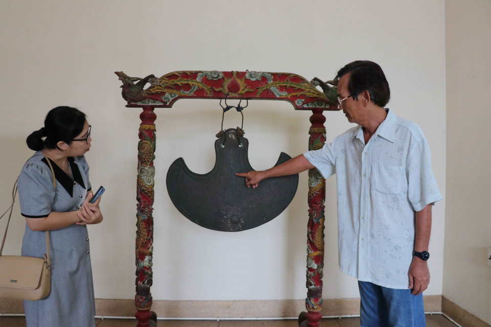 Khánh lệnh bằng đồng do vua Gia Long ban cho Quận công Nguyễn Huỳnh Đức năm 1819. (Ảnh: Minh Hưng/TTXVN)