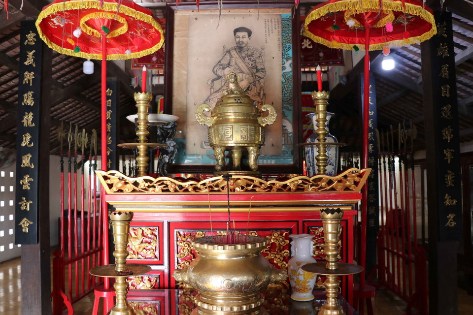 Hương án chạm nổi, sơn son thếp vàng, phía trên có bức họa truyền thần Quận công Nguyễn Huỳnh Đức được vẽ năm 1802. (Ảnh: Minh Hưng/ TTXVN)