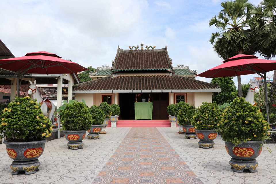 Đền thờ Quận công Nguyễn Huỳnh Đức ngay phía sau cổng chính được xây theo kiểu tứ trụ, 2 tầng mái, được xây vào năm 1959. (Ảnh: Minh Hưng/TTXVN)