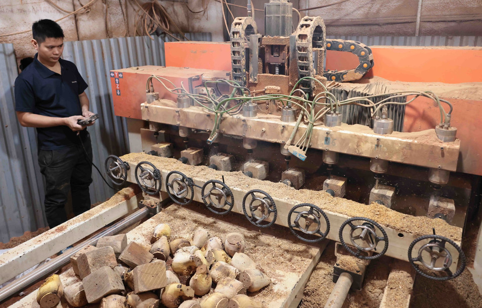 Cơ sở tiện gỗ Duy Sáng ở thôn Nhị Khê, xã Nhị Khê, Thường Tín đầu tư máy tiện thô cho ra nhiều sản phẩm cùng lúc. (Ảnh: Trần Việt/TTXVN)