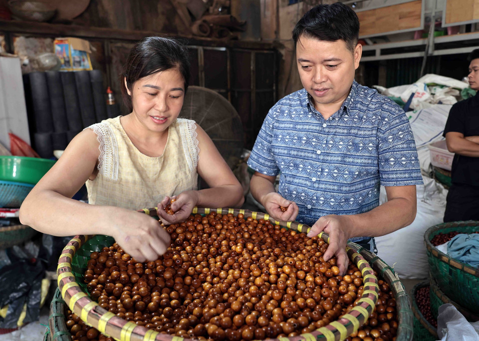 Sản phẩm hạt gỗ sau khi tiện sẽ được dùng làm chiếu, mành. (Ảnh: Trần Việt/TTXVN)