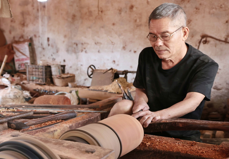 Các nghệ nhân thực hiện tiện trong sản phẩm. (Ảnh: Trần Việt/TTXVN)