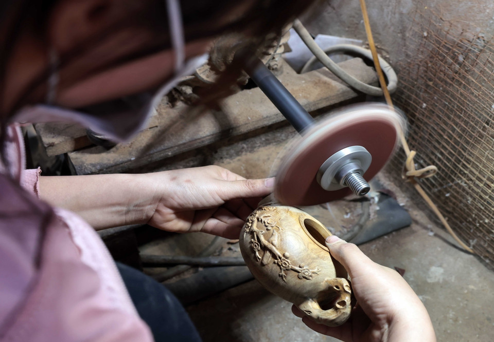 Mài bóng sản phẩm sau khi tiện. (Ảnh: Trần Việt/TTXVN)