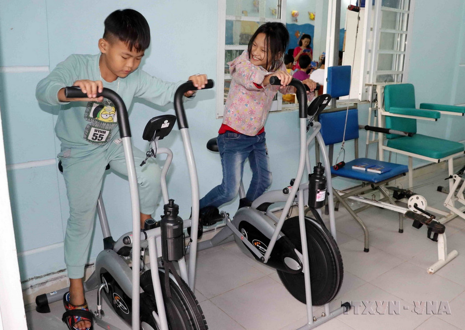 Các nạn nhân da cam được chăm sóc sức khỏe, tập vận động tại cơ sở 3 của Hội Nạn nhân chất độc da cam/dioxin thành phố Đà Nẵng. (Ảnh: Anh Tuấn/TTXVN)