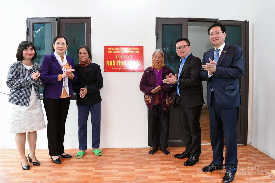 Báo Nhân Dân phối hợp với Tỉnh ủy Hà Nam và Hội Nạn nhân chất độc da cam/dioxin huyện Bình Lục, tỉnh Hà Nam, tổ chức Lễ trao tặng 5 ngôi nhà tình nghĩa cho các nạn nhân chất độc da cam ở địa phương. (Ảnh: Thanh Tuấn/TTXVN)