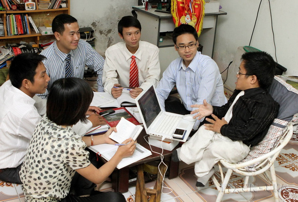 Anh Nguyễn Sơn Lâm, sinh năm 1982, quê Quảng Ninh, bị teo cả hai chân do di chứng chất độc da cam/dioxin từ người cha tham gia chiến trường miền Đông Nam Bộ. Với ý chí và nghị lực vượt lên số phận, sống lạc quan, sống có ích cho đời, Sơn Lâm đã nỗ lực học tập, hoàn thành 2 bằng đại học và tích cực tham gia các hoạt động xã hội đóng góp sức lực, trí tuệ cho cộng đồng. (Ảnh: TTXVN)