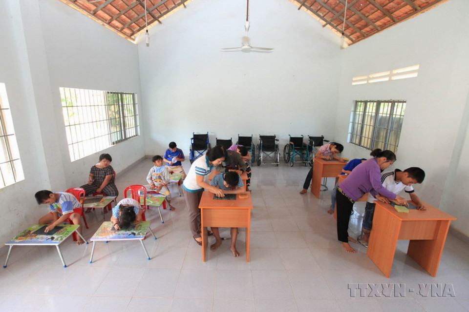 Ngoài các hoạt động nuôi dưỡng, Trung tâm Nuôi dưỡng, phục hồi chức năng cho nạn nhân chất độc da cam/dioxin tỉnh Tây Ninh còn dạy trẻ viết chữ, phân biệt các loại màu, thời gian, các loại thực phẩm thường được sử dụng trong ăn uống, các vật dụng trong sinh hoạt năm 2016. (Ảnh: Anh Tuấn/TTXVN)