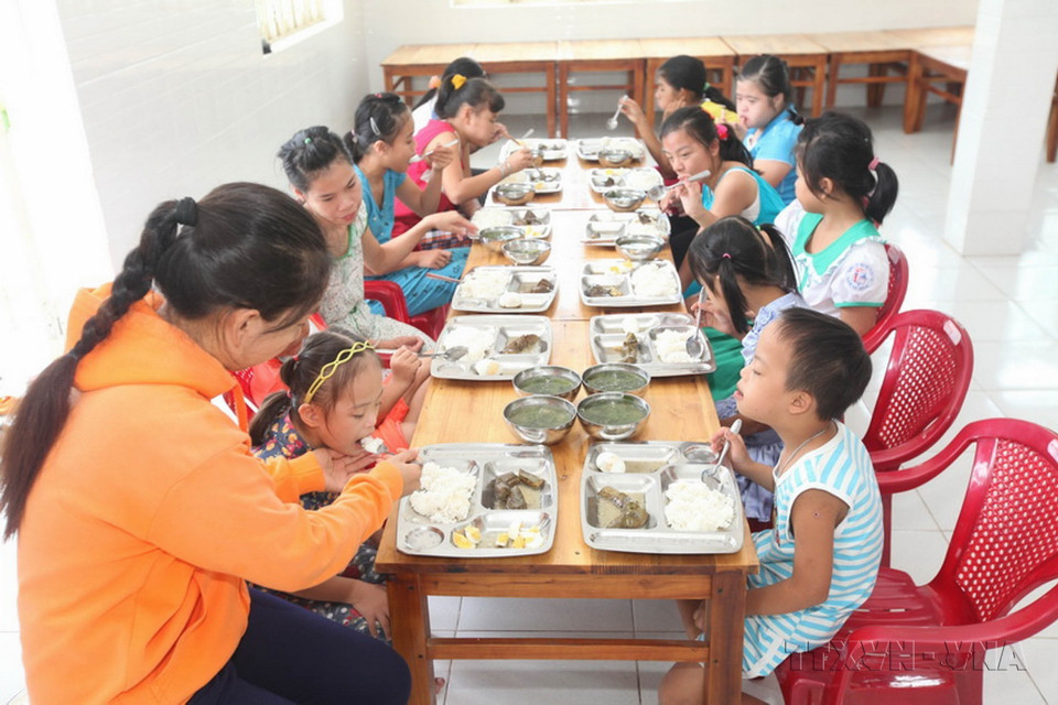 Trung tâm Bảo trợ nạn nhân chất độc da cam/dioxin và trẻ em khuyết tật tỉnh Quảng Nam chăm sóc bán trú cho hàng chục trẻ của thành phố Tam Kỳ, huyện Núi Thành và huyện Phú Ninh. (Ảnh: Anh Tuấn/TTXVN)