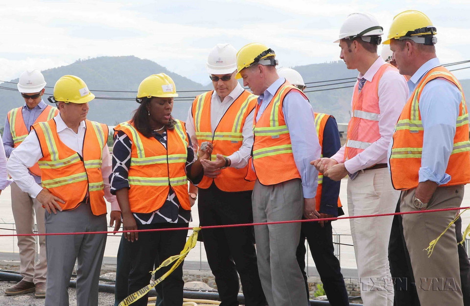 Đoàn Nghị sỹ Quốc hội Mỹ do Hạ nghị sỹ Ted Yoho, Chủ tịch Tiểu ban châu Á và Thái Bình Dương thuộc Ủy ban Đối ngoại Hạ viện Mỹ làm Trưởng đoàn, đến thị sát công trường Dự án Xử lý môi trường ô nhiễm dioxin khu vực sân bay Đà Nẵng năm 2017. (Ảnh: Trần Lê Lâm/TTXVN)