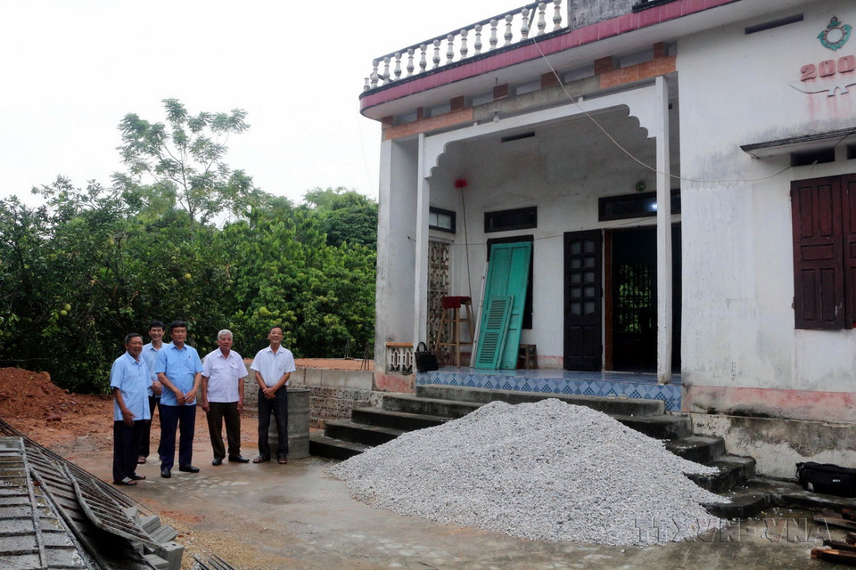 Hội nạn nhân chất độc da cam các cấp tỉnh Hà Nam tổ chức nhiều hoạt động thiết thực để hỗ trợ xây dựng nhà ở cho hộ nạn nhân chất độc da cam/dioxin. (Ảnh: Nguyễn Chinh/TTXVN)