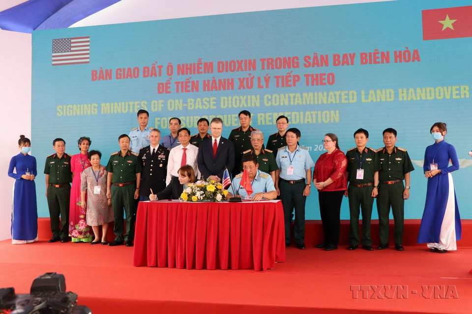 Đại diện Quân chủng Phòng không-Không quân ký kết biên bản bàn giao đất ô nhiễm dioxin phía trong sân bay Biên Hòa cho Cơ quan phát triển quốc tế Hoa Kỳ để tiến hành xử lý trong giai đoạn tiếp theo năm 2021. (Ảnh: Nguyễn Văn Việt/TTXVN)
