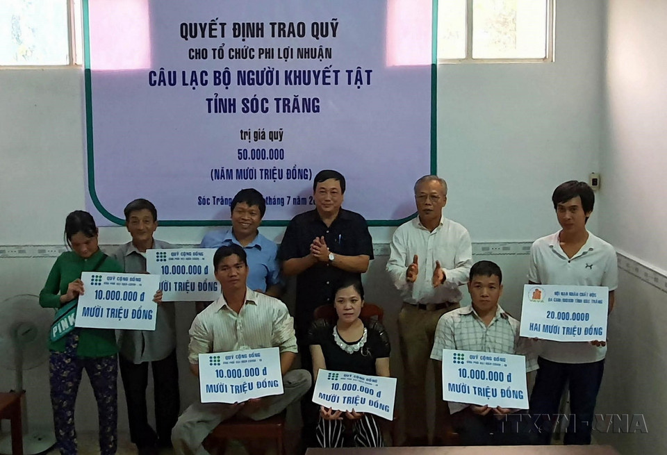  Hội nạn nhân chất độc da cam/dioxin tỉnh Sóc Trăng trao vốn hỗ trợ nạn nhân chất độc da cam, người khuyết tật do phơi nhiễm chất độc hóa học để phát triển kinh tế gia đình năm 2020. (Ảnh: Trung Hiếu/TTXVN)