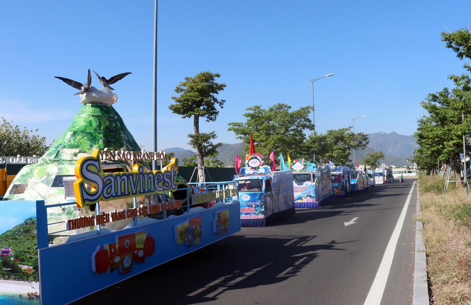 Màn "Diễu hành Carnival ánh sáng" là một trong những điểm nhấn của Liên hoan Du lịch Biển Nha Trang năm 2024. (Ảnh: Đặng Tuấn/ TTXVN)
