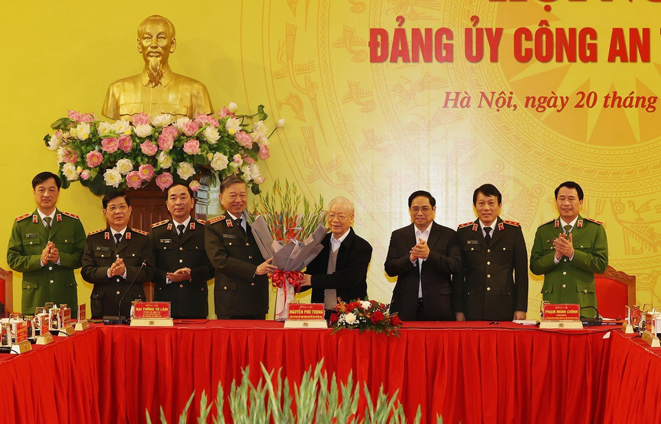  Thay mặt Đảng ủy Công an Trung ương, Đại tướng Tô Lâm, Ủy viên Bộ Chính trị, Bí thư Đảng ủy Công an Trung ương, Bộ trưởng Bộ Công an tặng hoa chúc mừng Tổng Bí thư Nguyễn Phú Trọng được nhận Giải thưởng Lenin của Đoàn Chủ tịch Ban Chấp hành Trung ương Đảng Cộng sản Liên bang Nga. (Ảnh: Trí Dũng/TTXVN)