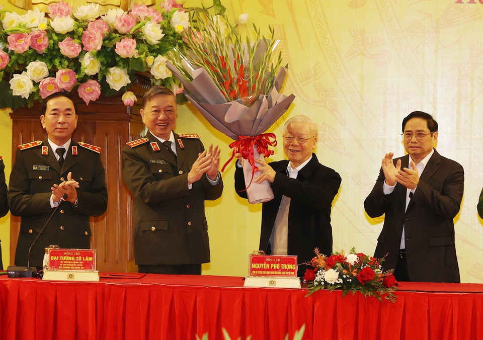  Đại tướng Tô Lâm, Bộ trưởng Bộ Công an tặng hoa chúc mừng Tổng Bí thư Nguyễn Phú Trọng được nhận Giải thưởng Lenin của Đoàn Chủ tịch Ban Chấp hành Trung ương Đảng Cộng sản Liên bang Nga. (Ảnh: Trí Dũng/TTXVN)