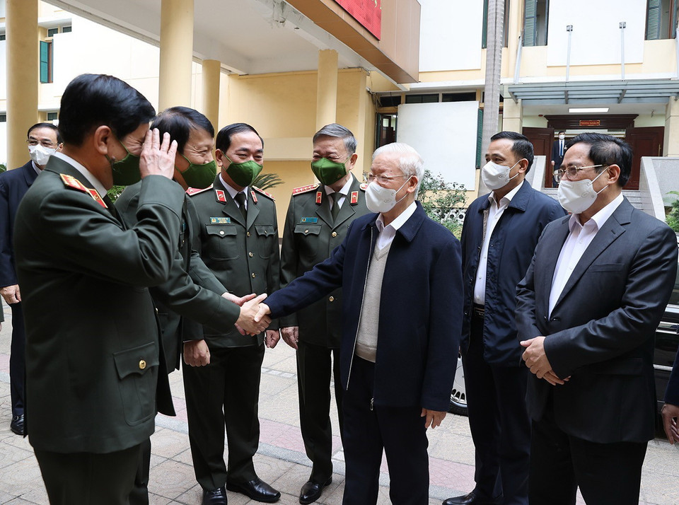  Tổng Bí thư Nguyễn Phú Trọng, Thủ tướng Phạm Minh Chính với các lãnh đạo Đảng ủy Công an Trung ương và Bộ Công an tham dự Hội nghị. (Ảnh: Trí Dũng/TTXVN)