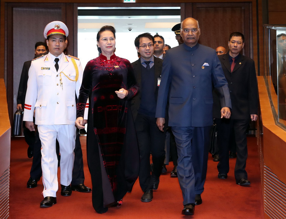 Chủ tịch Quốc hội Nguyễn Thị Kim Ngân đón Tổng thống Ấn Độ Ram Nath Kovin. (Ảnh: Trọng Đức/TTXVN)