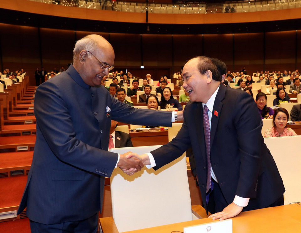 Tổng thống Ấn Độ Ram Nath Kovind bắt tay Thủ tướng Nguyễn Xuân Phúc khi tới dự phiên họp sáng 20/11 của Kỳ họp thứ sáu, Quốc hội khóa XIV. (Ảnh: Trọng Đức/TTXVN)