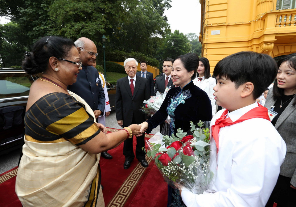 Tổng Bí thư, Chủ tịch nước Nguyễn Phú Trọng và Phu nhân đón Tổng thống Ấn Độ Ram Nath Kovind và Phu nhân. (Ảnh: Trí Dũng/TTXVN)
