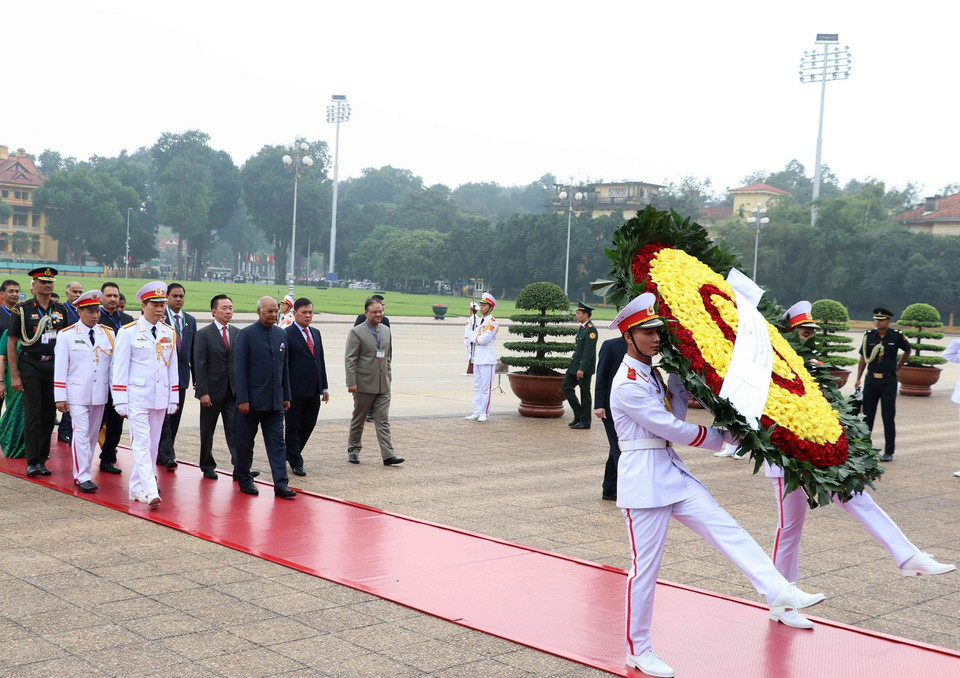 Tổng thống Ấn Độ Ram Nath Kovind và Phu nhân đến đặt vòng hoa tại Đài tưởng niệm các Anh hùng Liệt sỹ trên đường Bắc Sơn, Hà Nội. (Ảnh: Lâm Khánh/TTXVN)