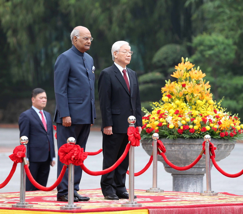 Tổng Bí thư, Chủ tịch nước Nguyễn Phú Trọng và Tổng thống Ấn Độ Ram Nath Kovind trên bục danh dự, nghe Quân nhạc cử Quốc thiều hai nước. (Ảnh: Trí Dũng/TTXVN)